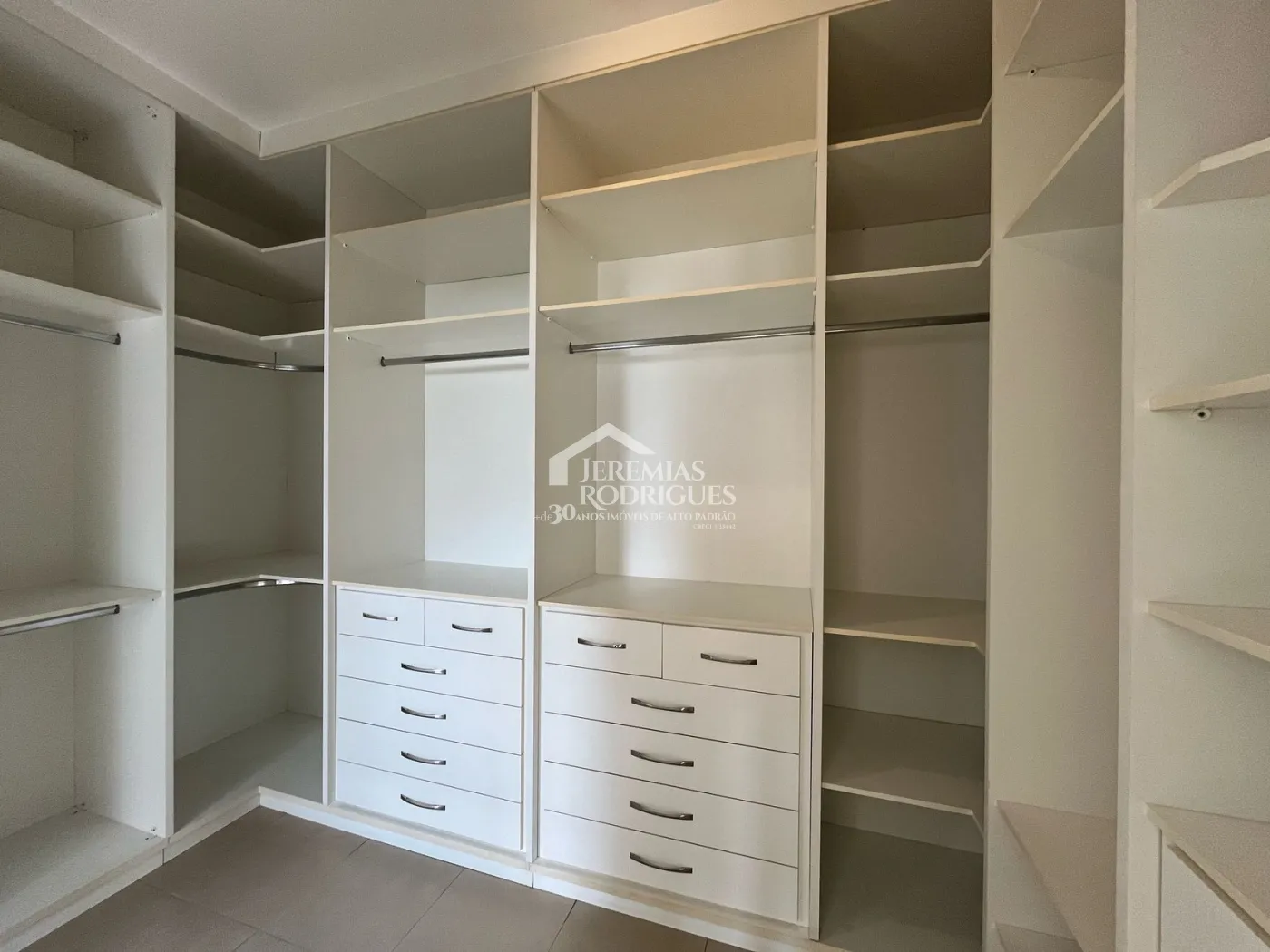 Casa à venda com 4 suítes no Condomínio Taubaté Village em Taubaté/SP.