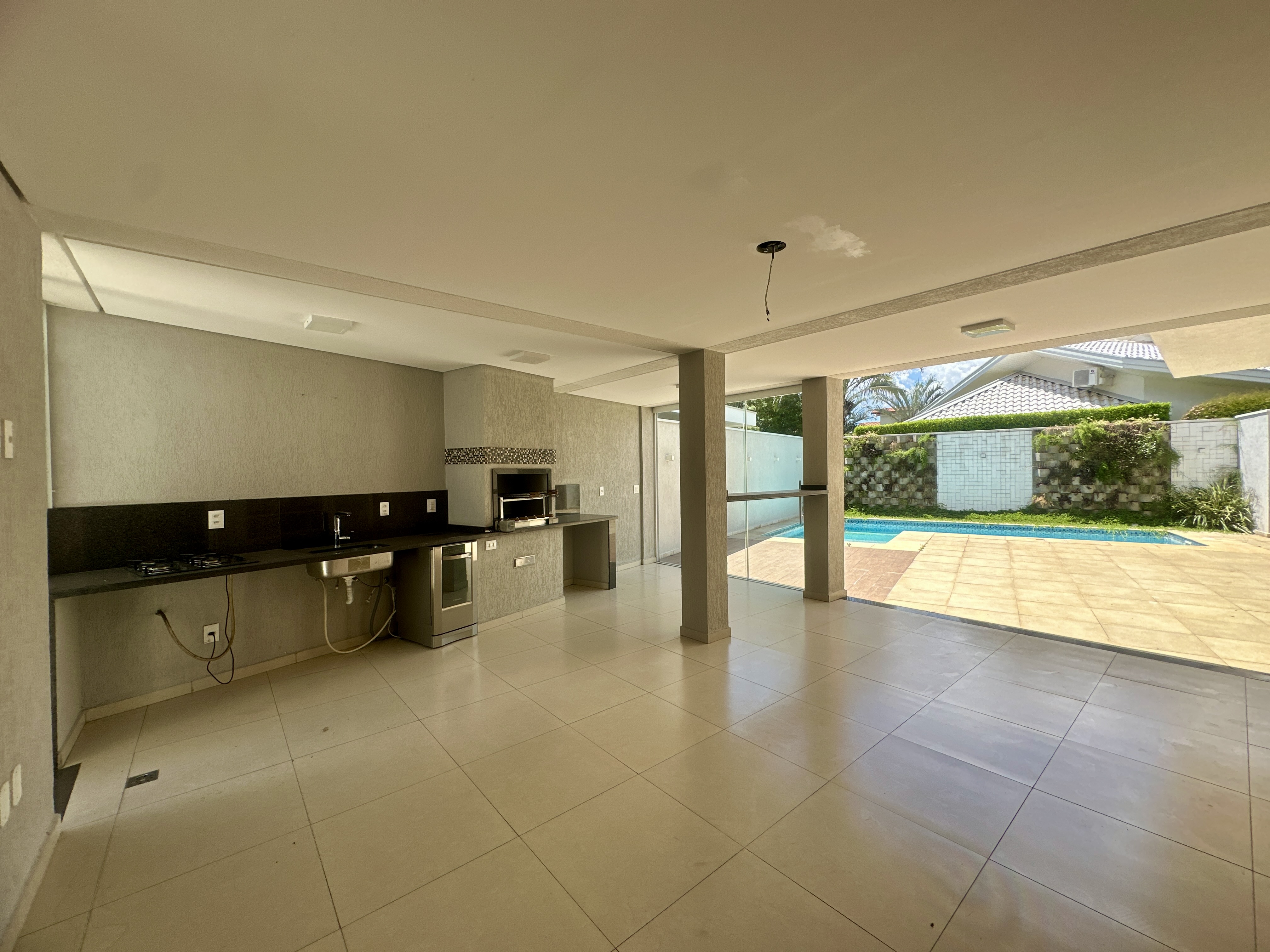 Casa para locação com 3 suítes no Condomínio Taubaté Village em Taubaté/SP. 