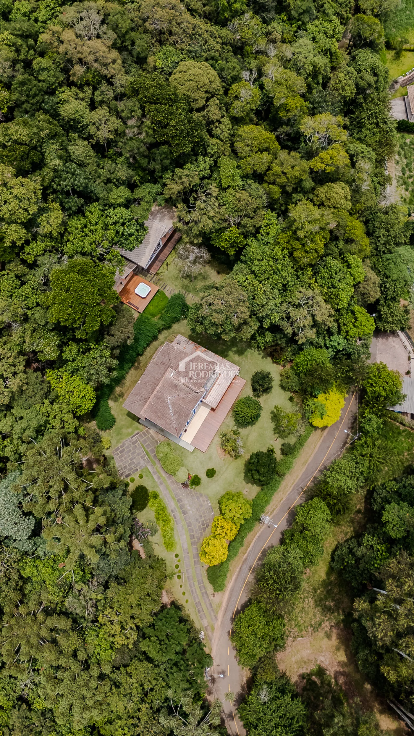 Casa assobradada à venda com 3 dormitórios no Condomínio Parque da Mantiqueira em Santo Antônio do Pinhal/SP.