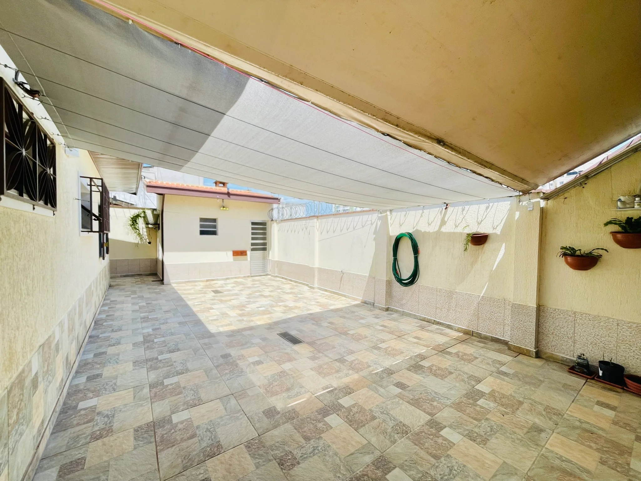 Casa à venda com 5 dormitórios no bairro Esplanada Independência em Taubaté/SP. 