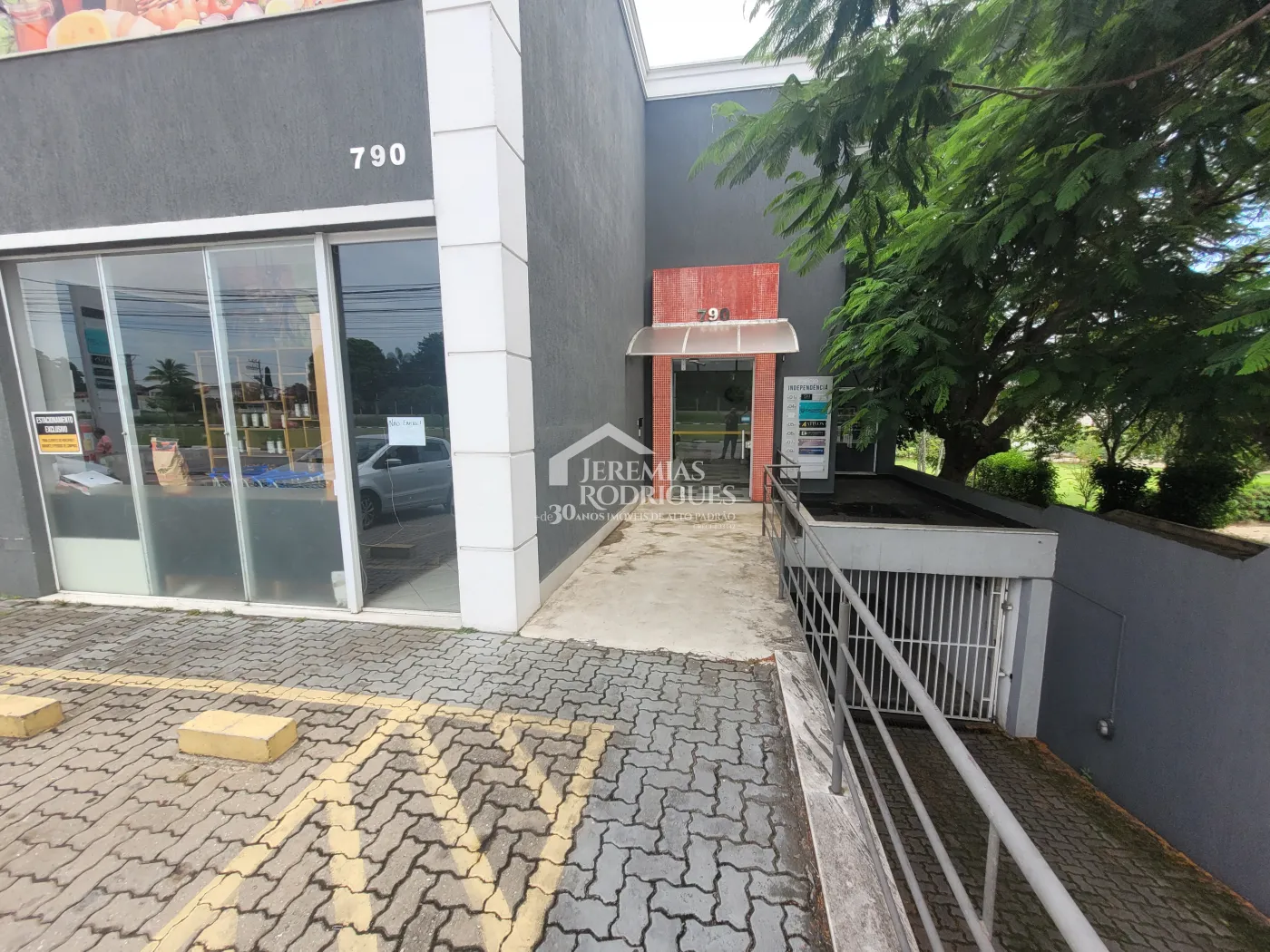 Três salas comerciais com 300 m² no Edifício Village Coworking em Pindamonhangaba/SP.