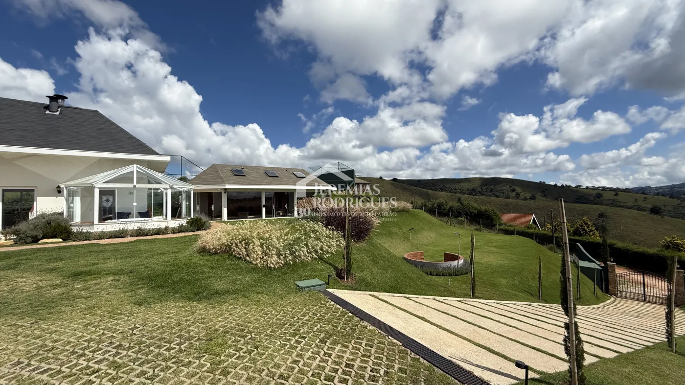 Casa à venda com 4 suítes no Condomínio Jardim Monte Belo em Campos do Jordão/SP.