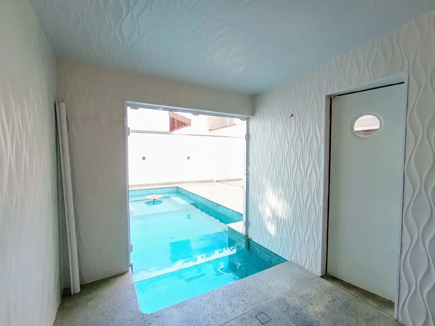 Casa à venda com 3 dormitórios no Condomínio Campos do Conde I em Tremembé/SP.