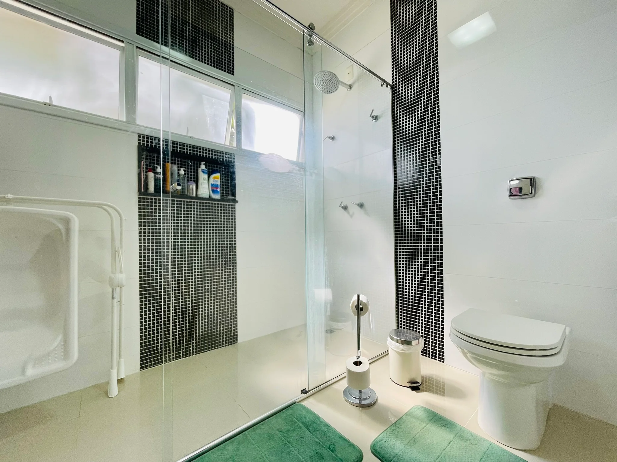 Casa à venda com 4 dormitórios no Condomínio Campos do Conde II em Tremembé/SP.