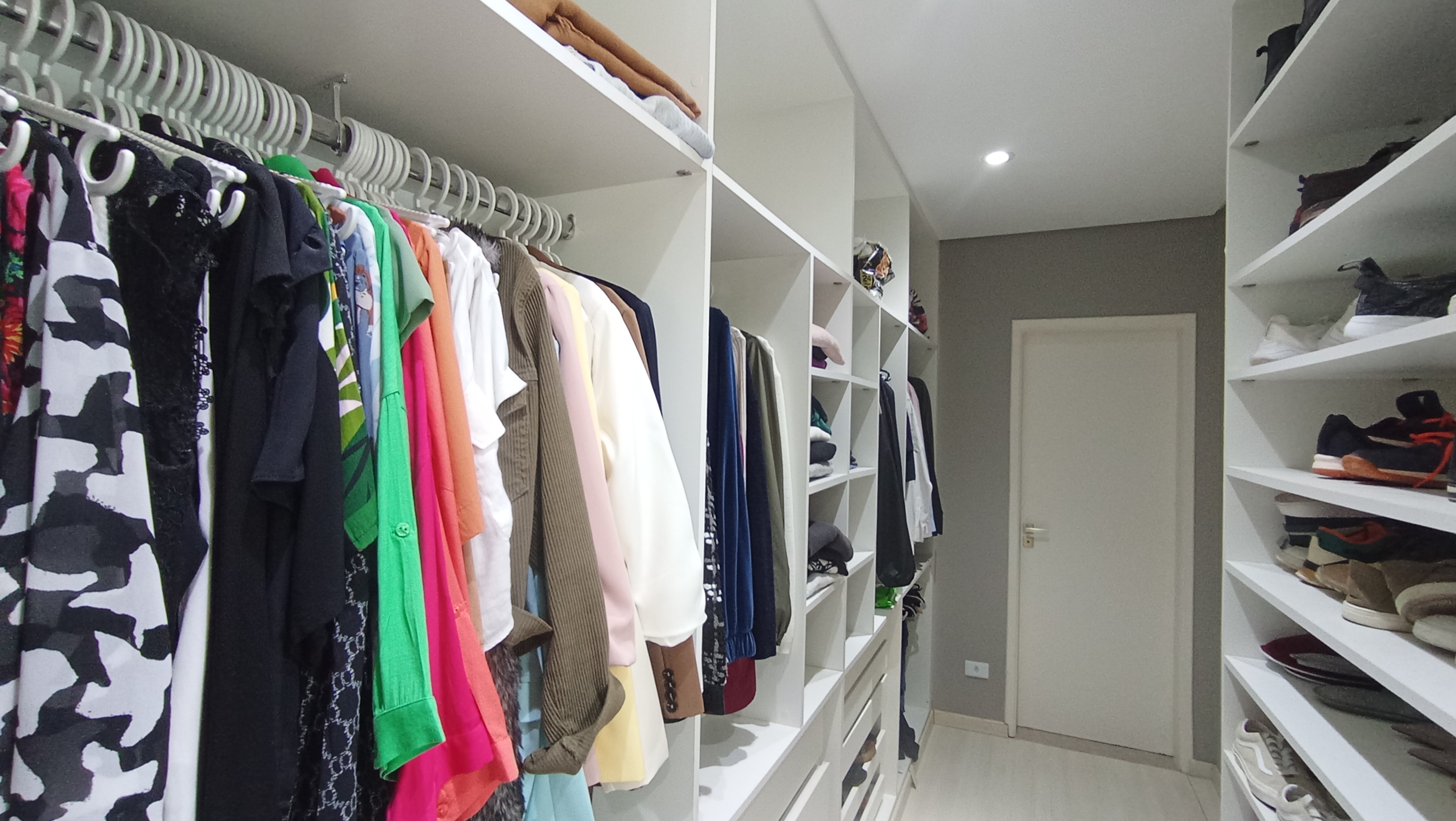 Casa à venda com 3 dormitórios no Condomínio Portal do Sol em Tremembé/SP.