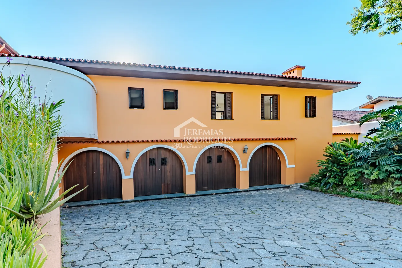 Mansão à venda com 7suítes no Condomínio Santa Rita em Ubatuba/SP.