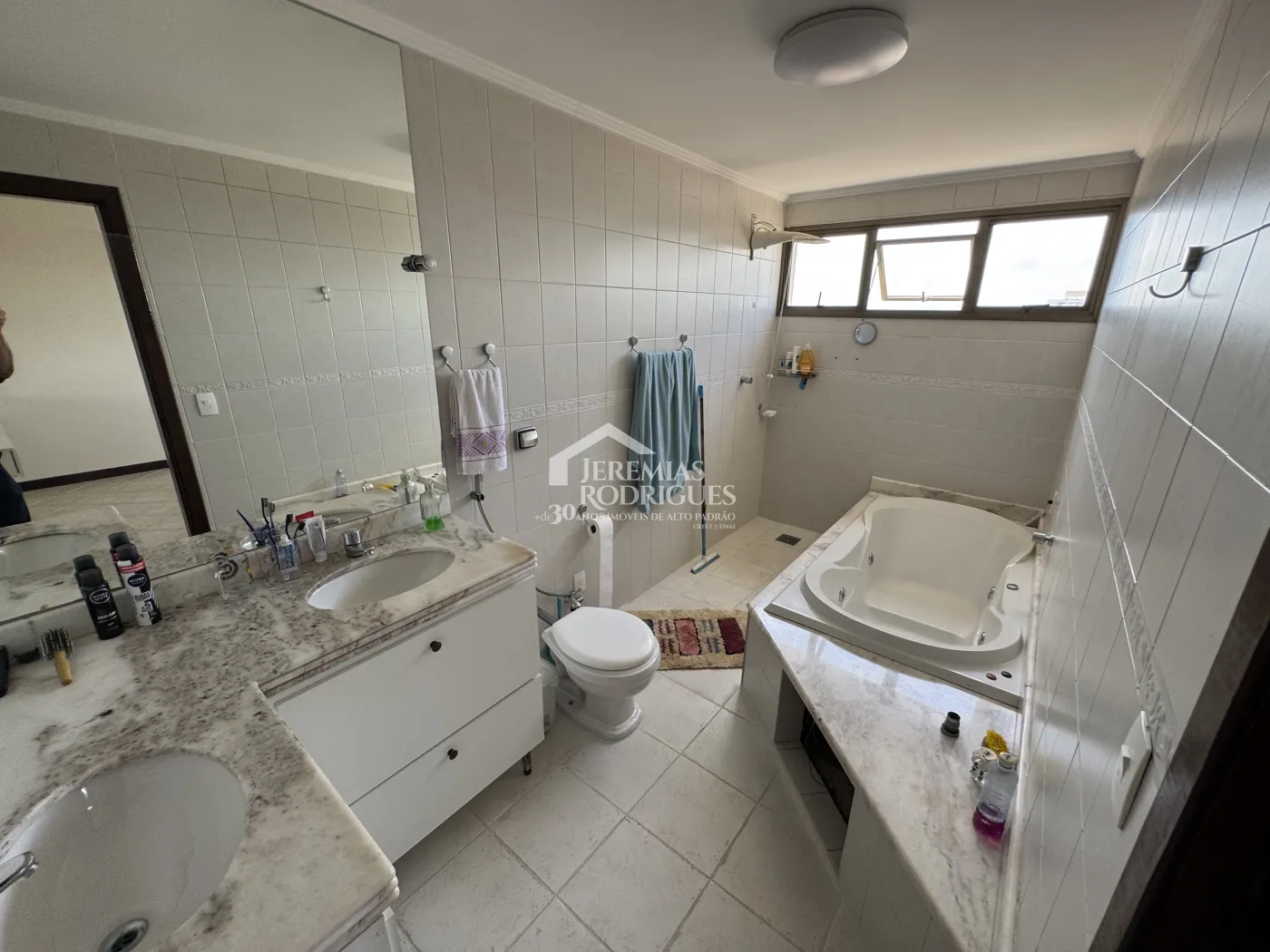 Apartamento à venda com 3 suítes, 276 m² no Edifício Vienna em Pindamonhangaba/SP.