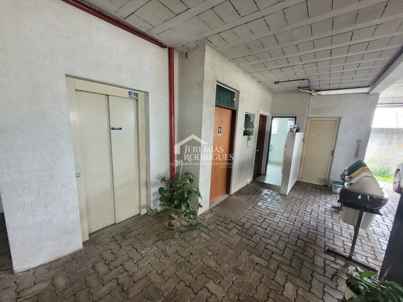 Três salas comerciais com 300 m² no Edifício Village Coworking em Pindamonhangaba/SP.
