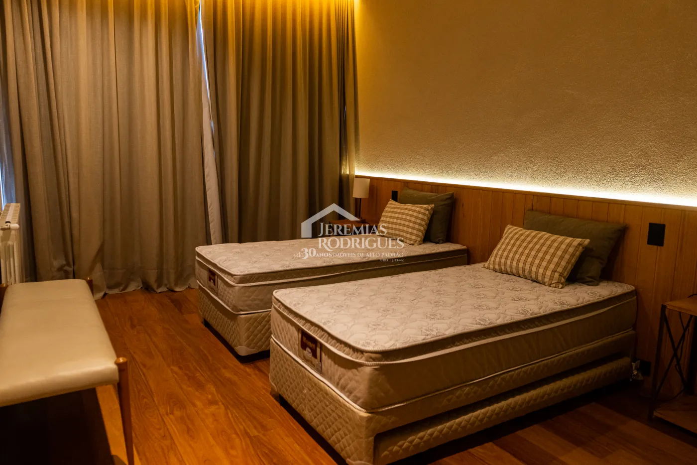 Casa com 5 quartos, 560 m²- Colinas Capivari - Campos do Jordão/SP