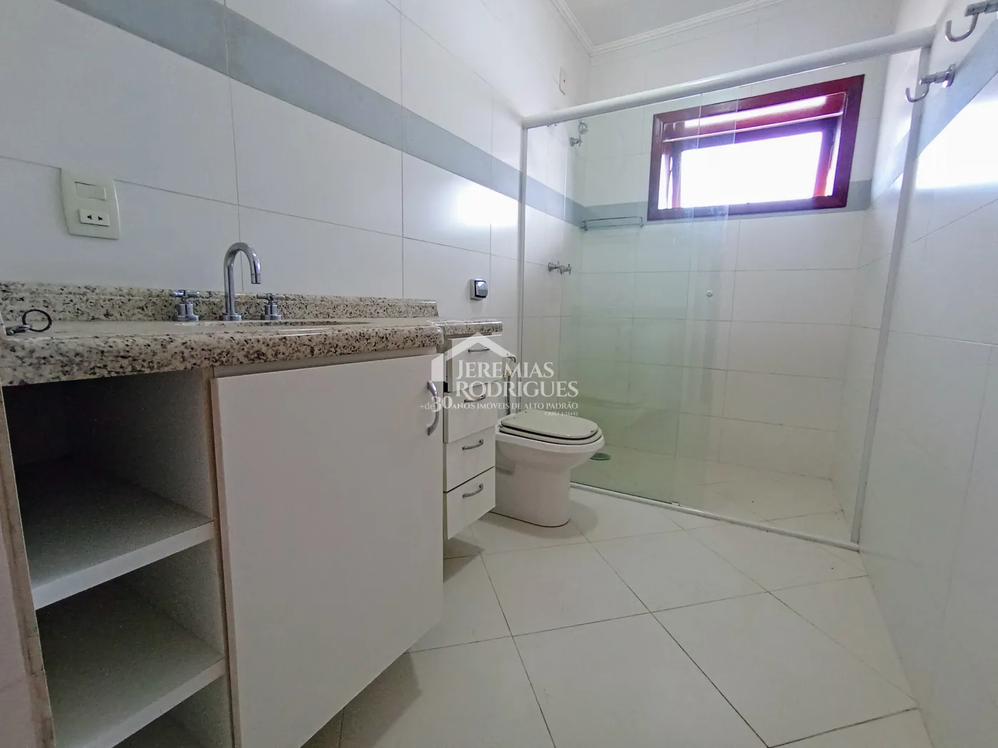 Casa à venda e locação com 4 suítes no Condomínio Colonial Village I em Pindamonhangaba/SP.