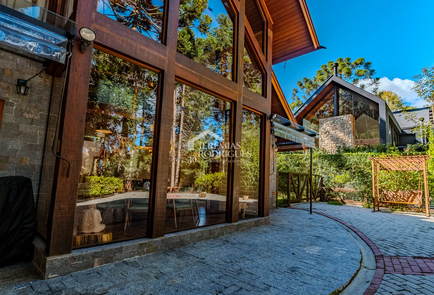 Casa à venda com 3 suítes no Condomínio Reserva Figueiredo em Campos do Jordão/SP.