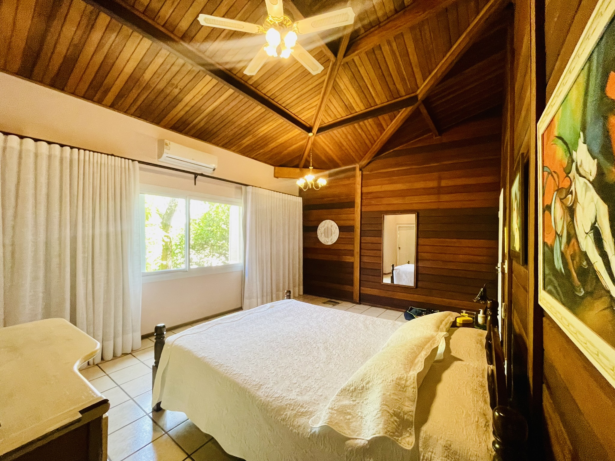 Casa à venda com 4 dormitórios no Condomínio Vale do Sol em Tremembé/SP.
