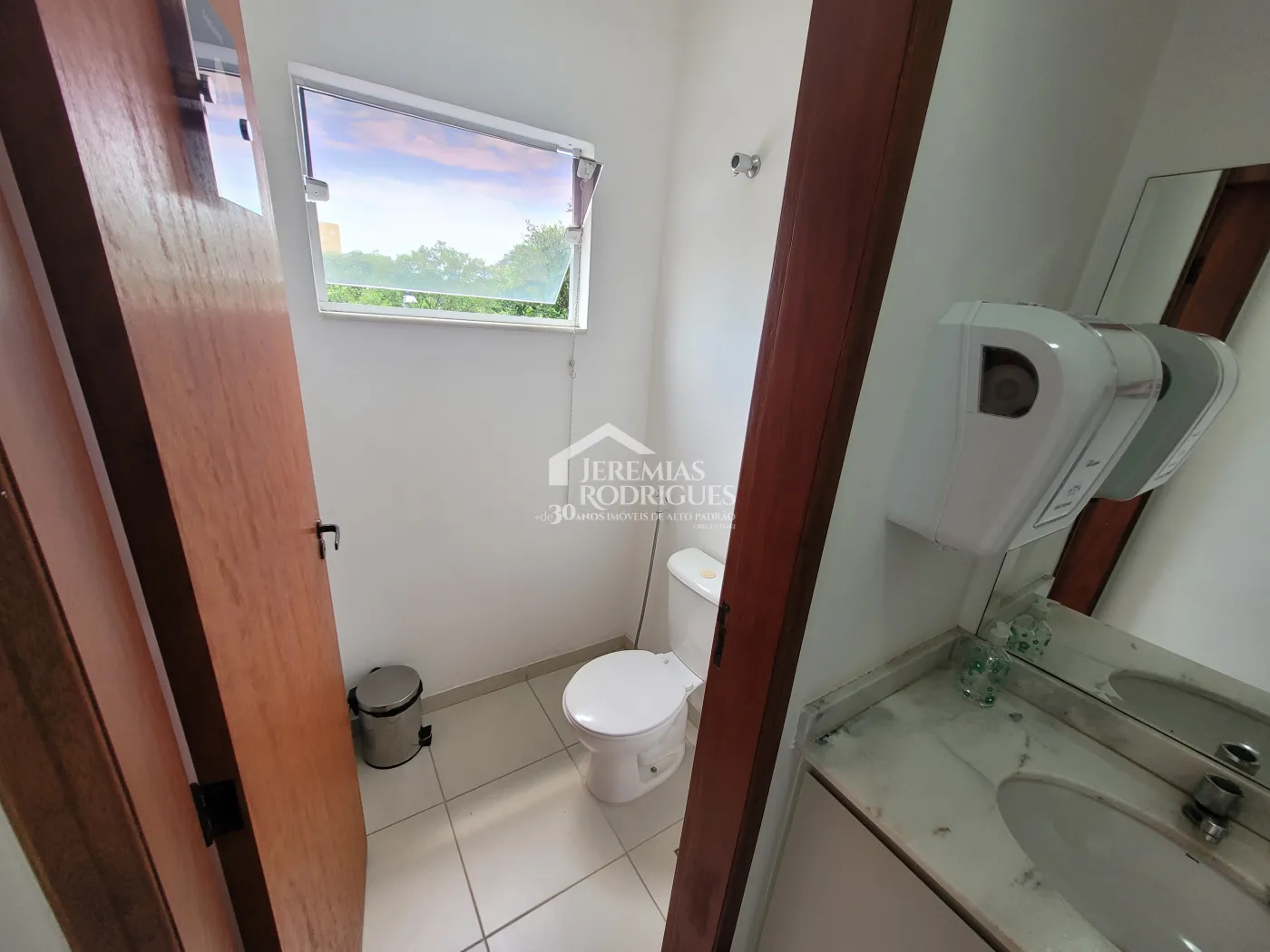 Três salas comerciais com 300 m² no Edifício Village Coworking em Pindamonhangaba/SP.