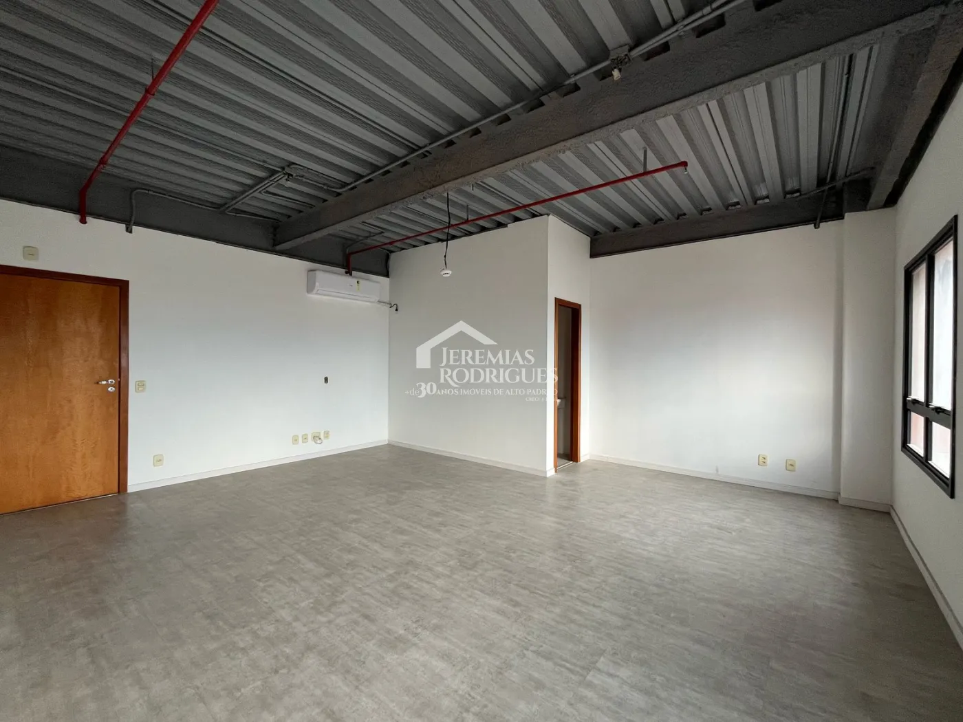 Sala comercial para venda com 40 m² no Edifício Smart Office em Pindamonhangaba/SP.