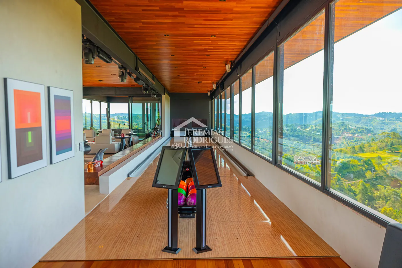 Mansão à venda com 11 suítes no Condomínio Gran Ville em Campos do Jordão/SP.