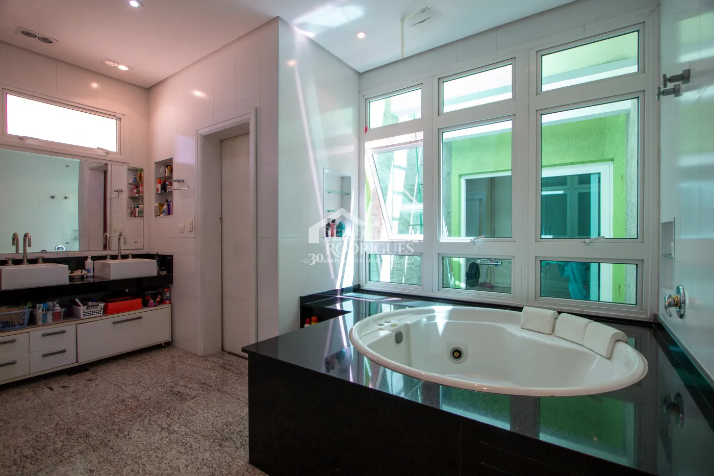 Casa para venda com 4 suítes no Condomínio Residencial dos Pinheiros em Caçapava/SP