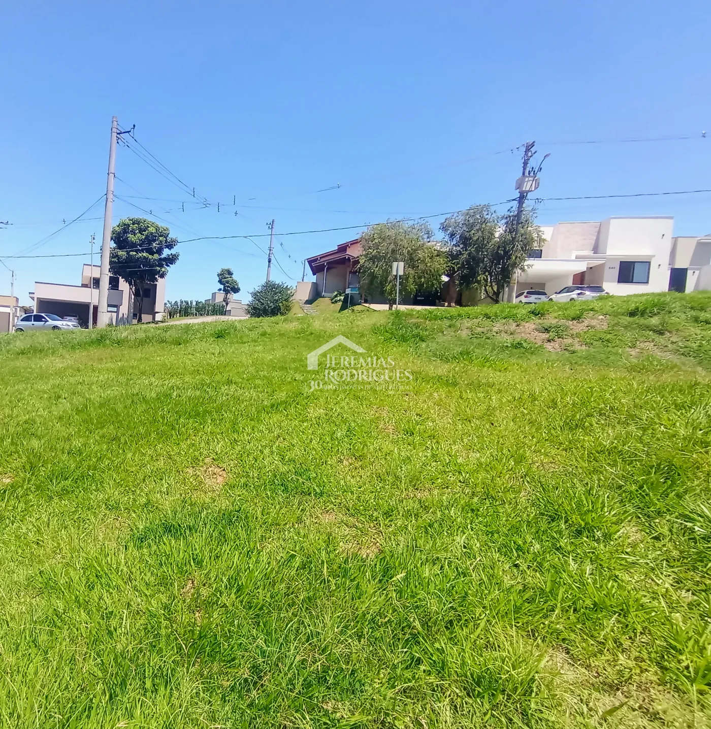 Terreno à venda com 412 m² no Condomínio Reserva dos Lagos em Pindamonhangaba/SP.