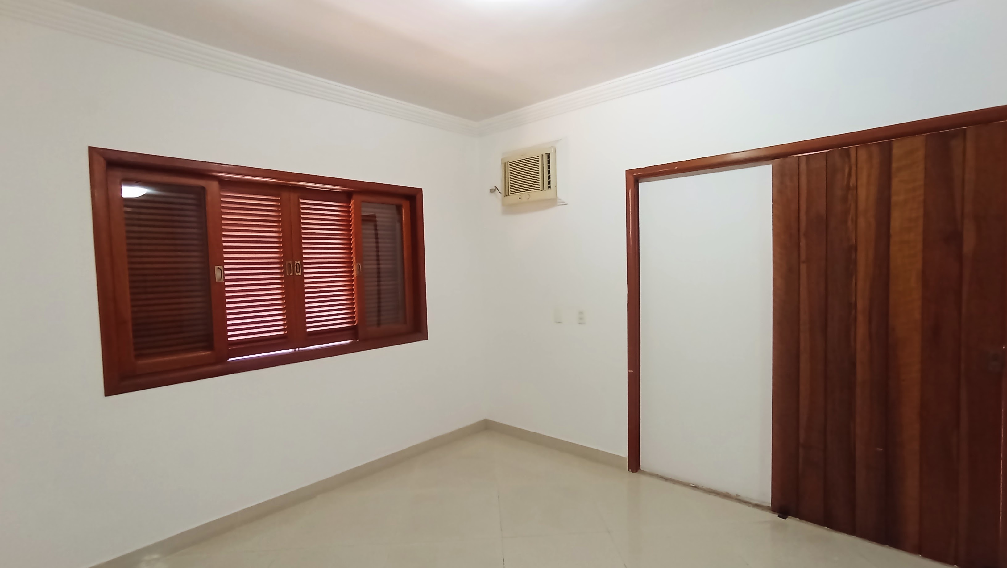 Casa à venda com 3 dormitórios no Condomínio Taubaté Village em Taubaté/SP.