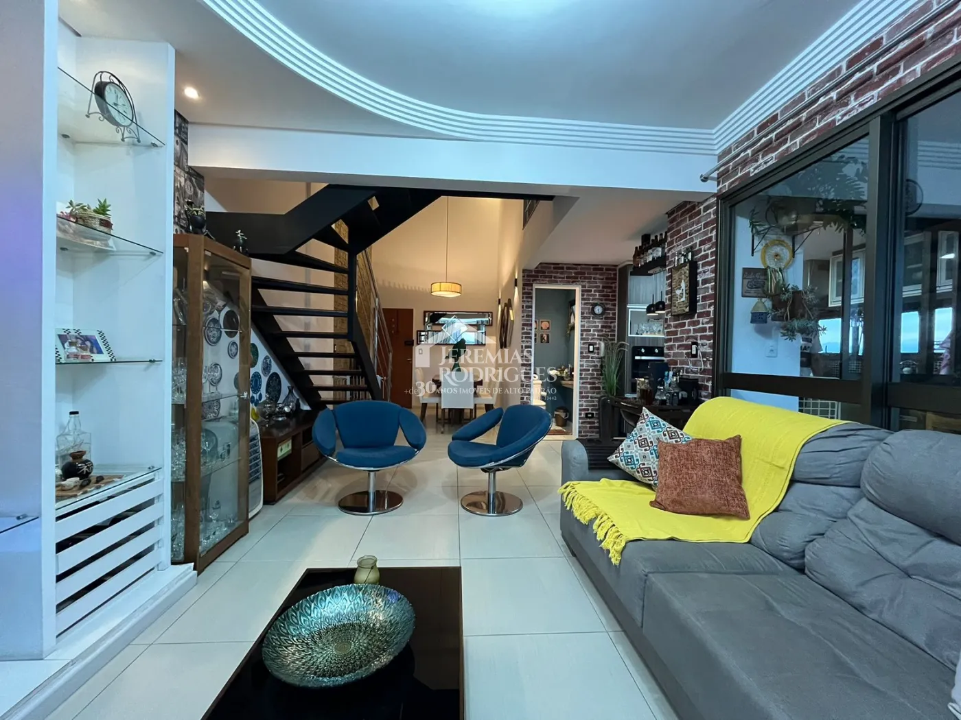 Apartamento duplex à venda com 2 dormitórios, 107 m² no Edifício Jabuticabeiras em Taubaté/SP.