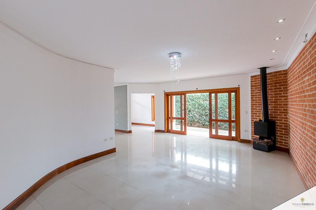 Casa para venda e locação com 4 dormitórios no Condomínio Colonial Village I em Pindamonhangaba/SP.