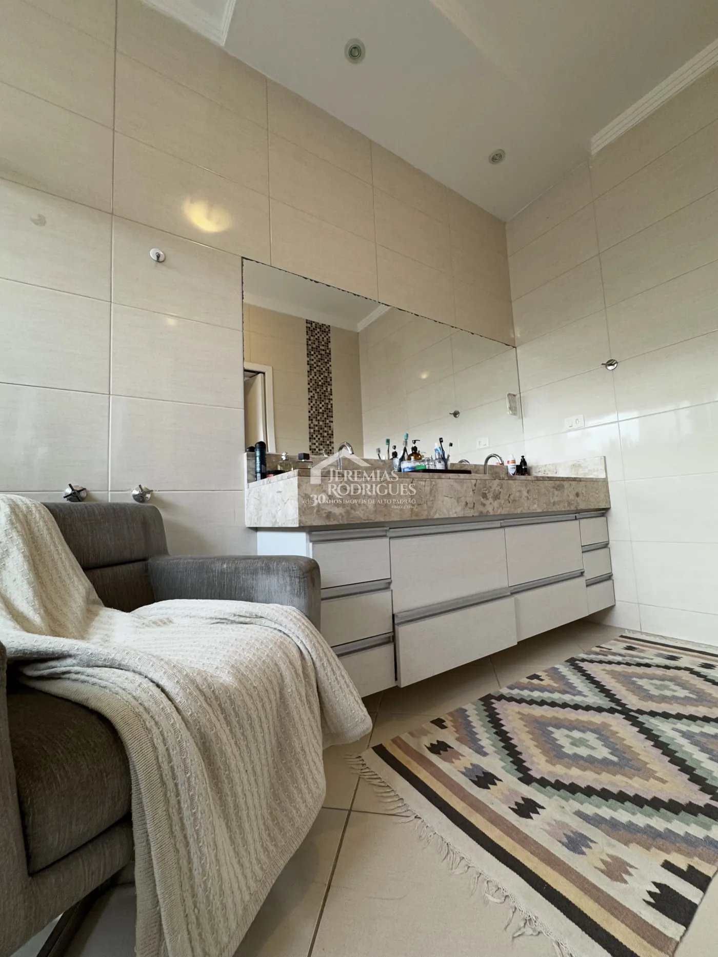 Casa à venda com 3 suítes no Condomínio Real Ville em Pindamonhangaba/SP.