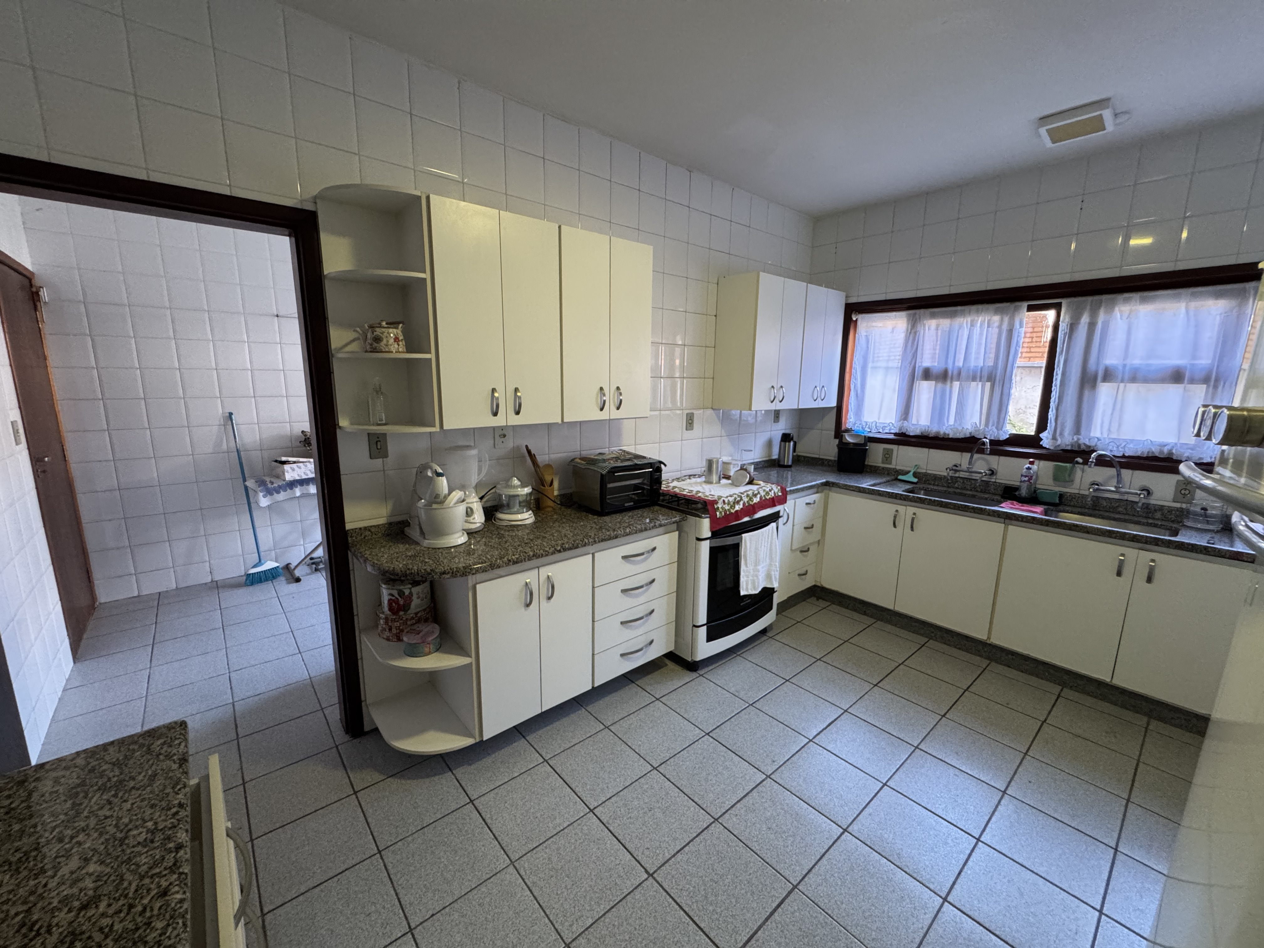 Casa à venda com 4 dormitórios no Condomínio Village Paineiras em Pindamonhangaba/SP.