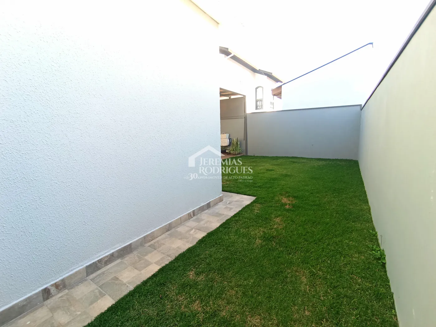 Casa à venda com 3 dormitórios no Condomínio Terras do Vale em Caçapava/SP.