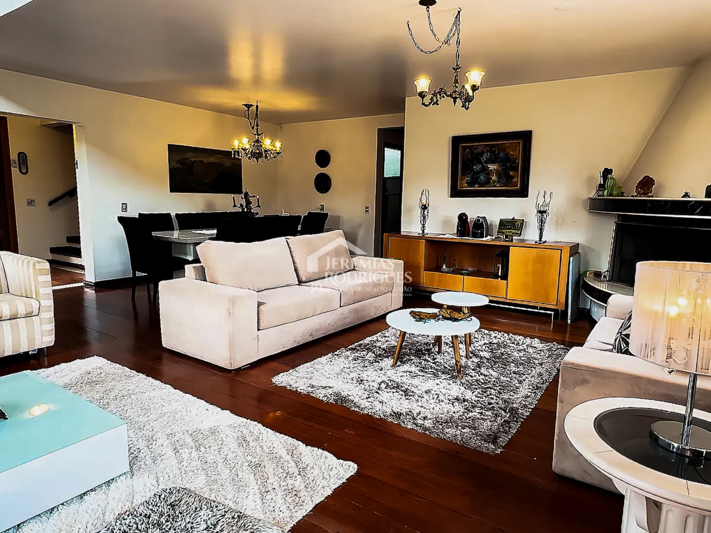 Casa à venda com 5 dormitórios no Condomínio Residencial Gran Ville em Campos do Jordão/SP.