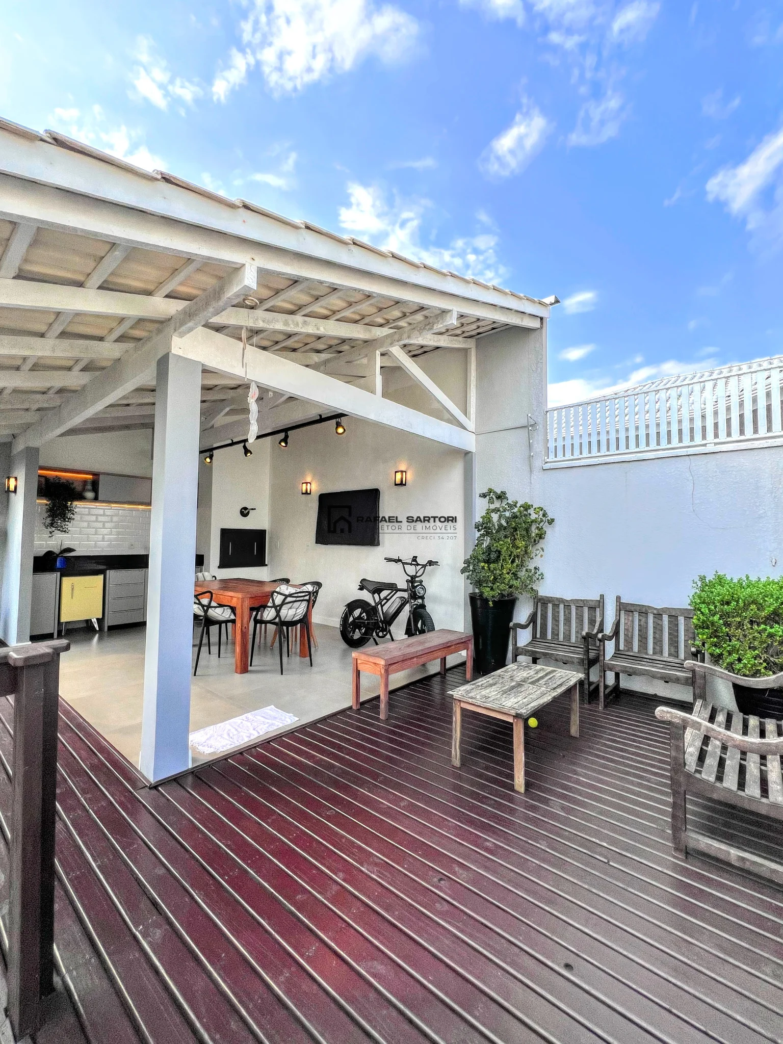 CASA COM 03 QUARTOS NO AMIZADE