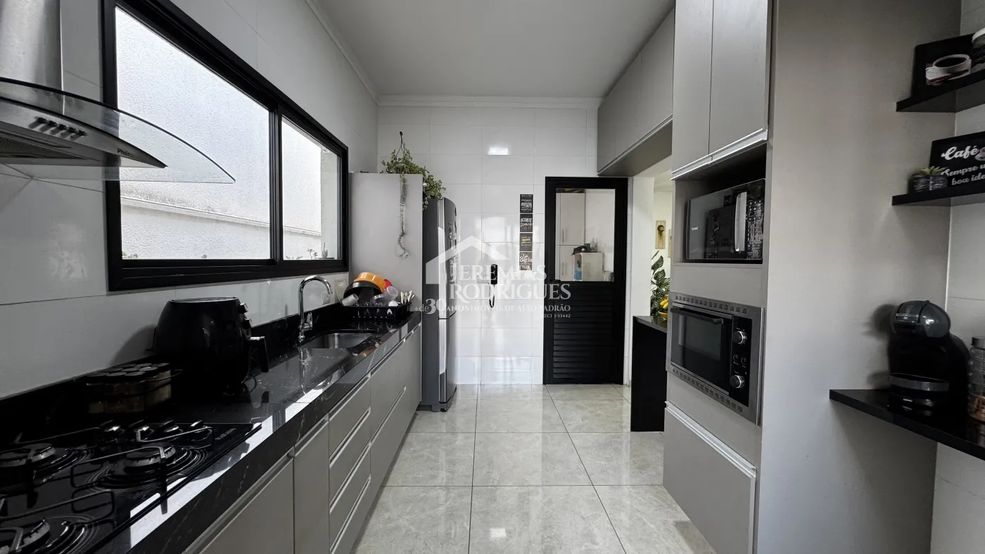 Casa à venda com 3 suítes no Condomínio Reserva dos Lagos em Pindamonhangaba/SP.