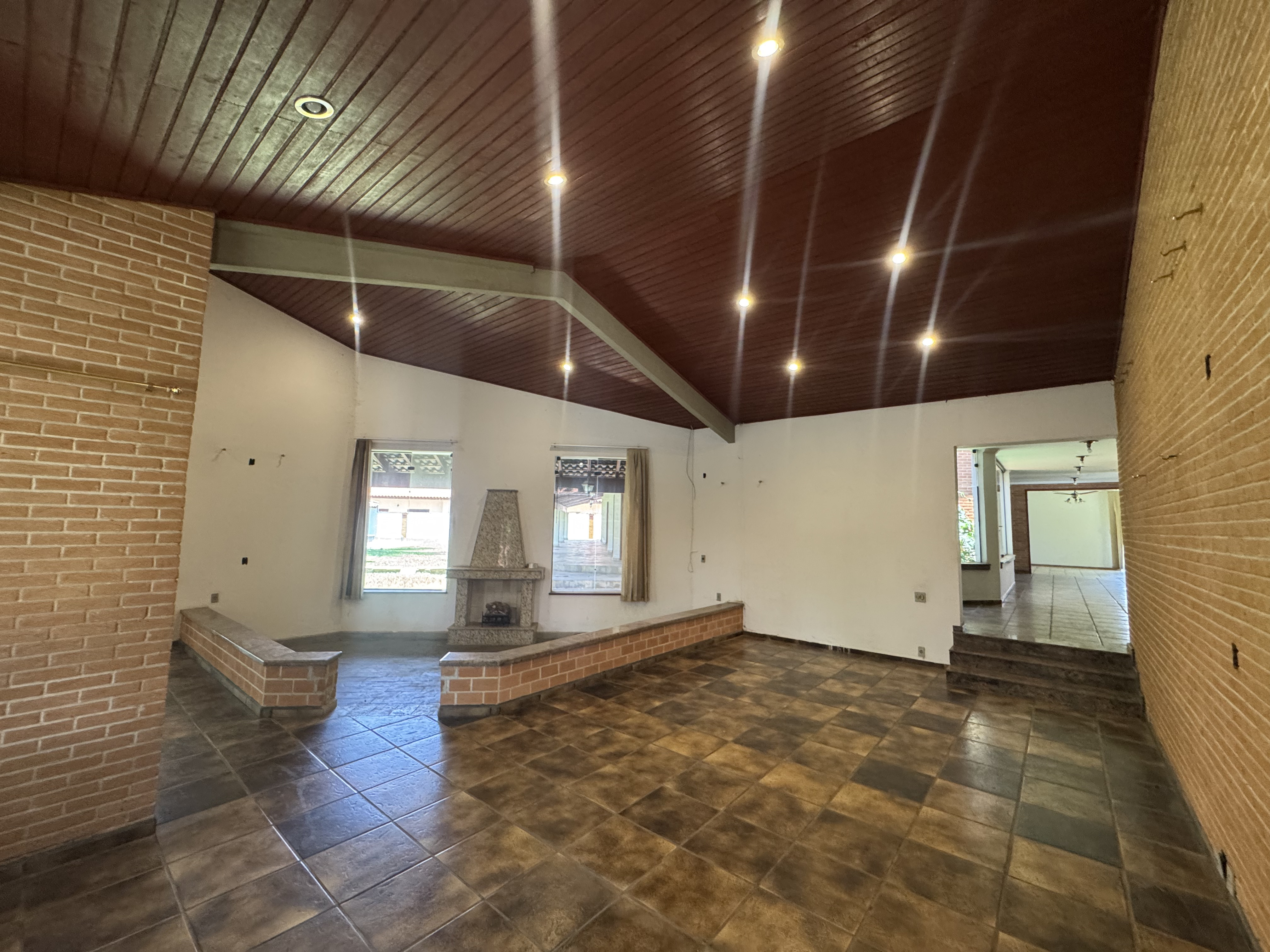 Casa à venda com 5 dormitórios no Condomínio Village Paineiras em Pindamonhangaba/SP.