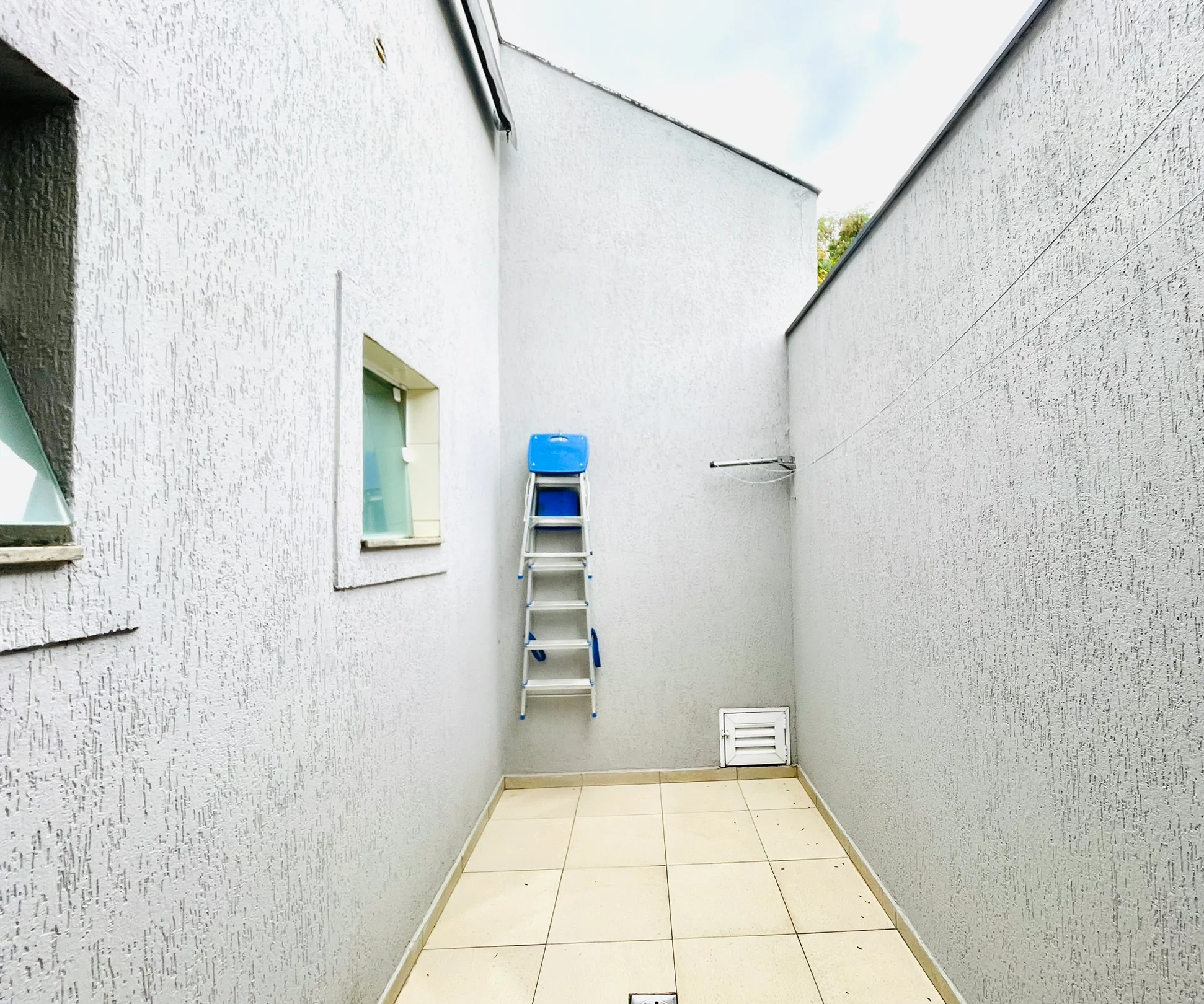 Casa à venda com 3 dormitórios no Condomínio Campos do Conde II em Tremembé/SP. 