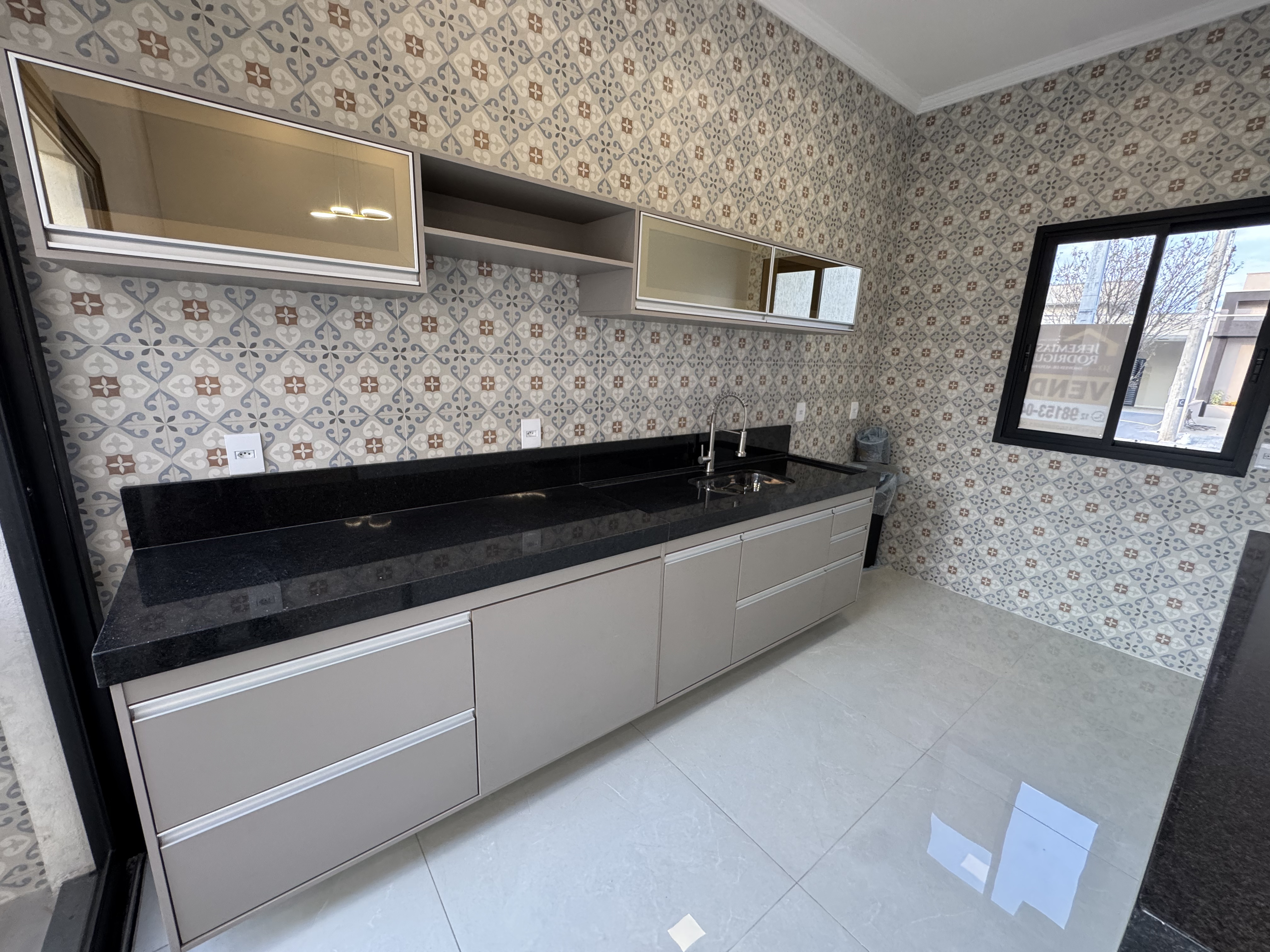 Casa à venda com 3 dormitórios no Condomínio Laguna em Pindamonhangaba/SP.