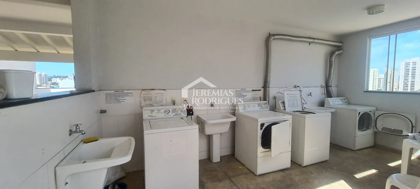 Prédio para venda com 32 kitnets mobiliadas e 07 lojas com renda no centro de Taubaté/SP