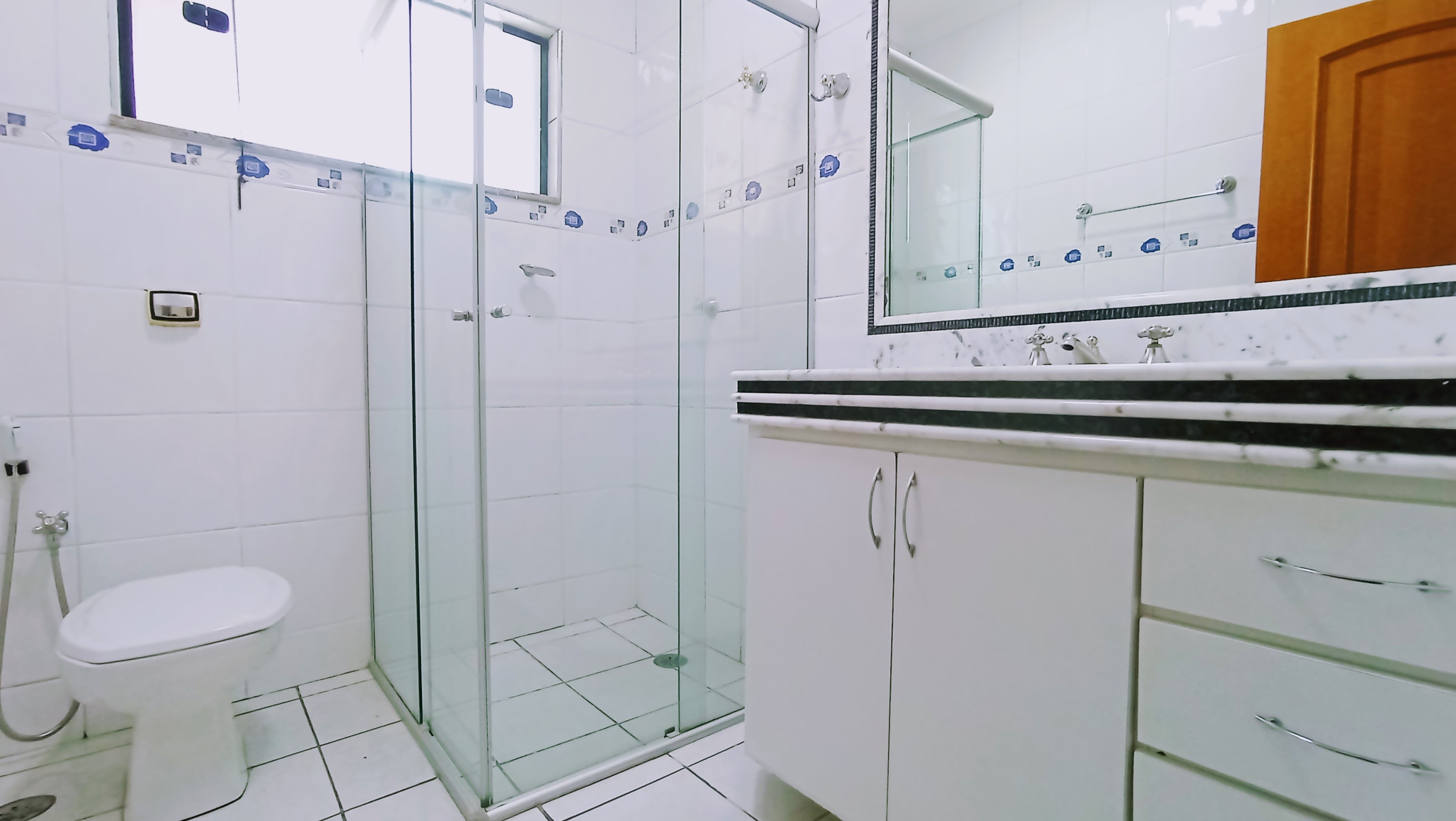 Casa à venda com 3 dormitórios no Condomínio Taubaté Village em Taubaté/SP.