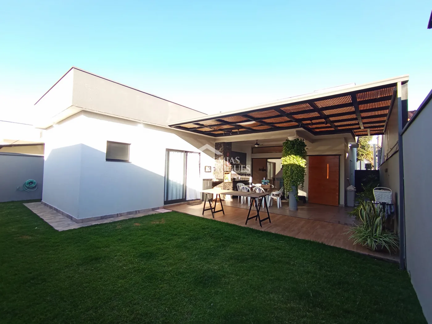 Casa à venda com 3 dormitórios no Condomínio Terras do Vale em Caçapava/SP.