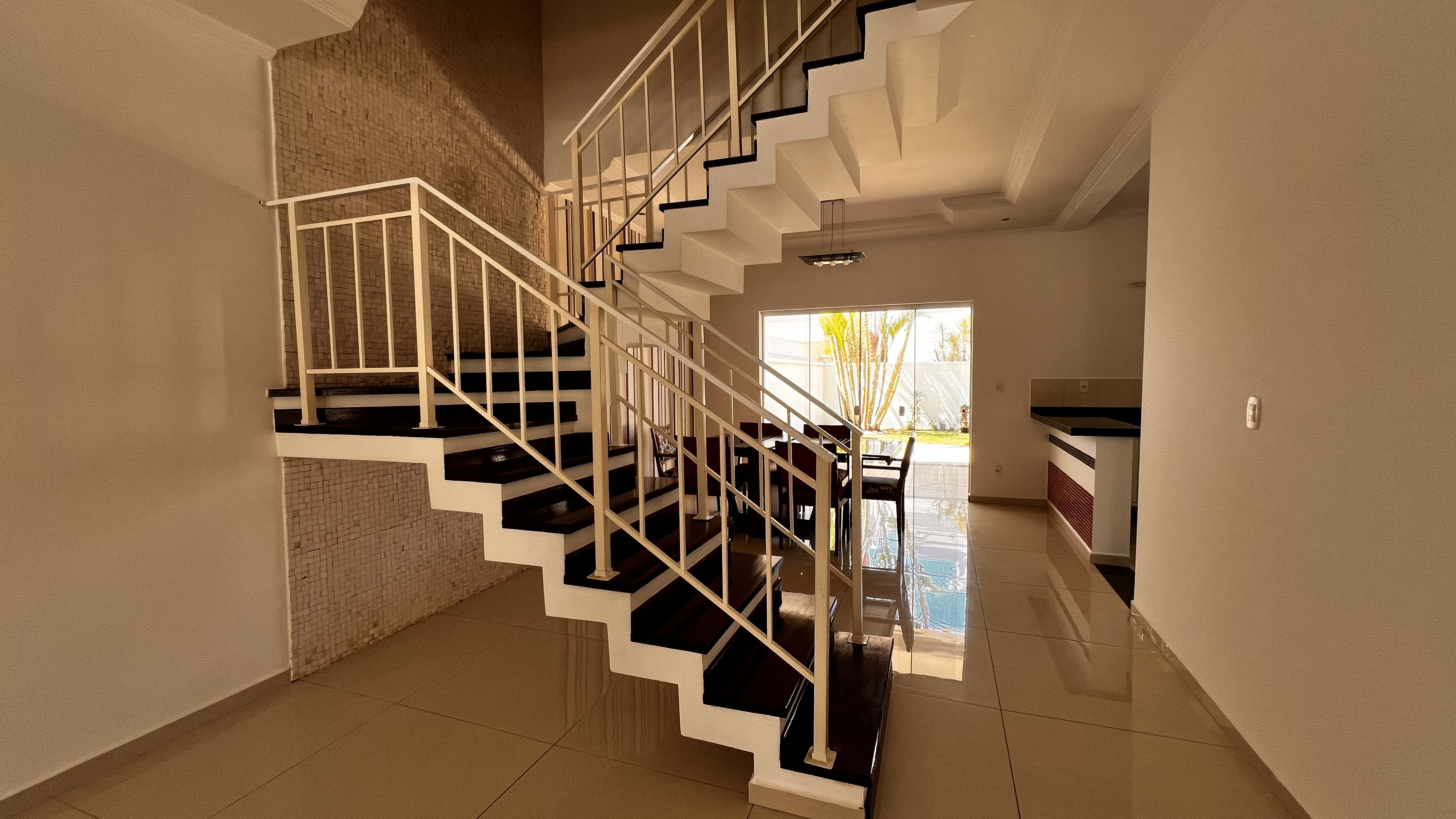 Casa à venda com 4 suítes no Condomínio Campos do Conde II em Tremembé/SP.