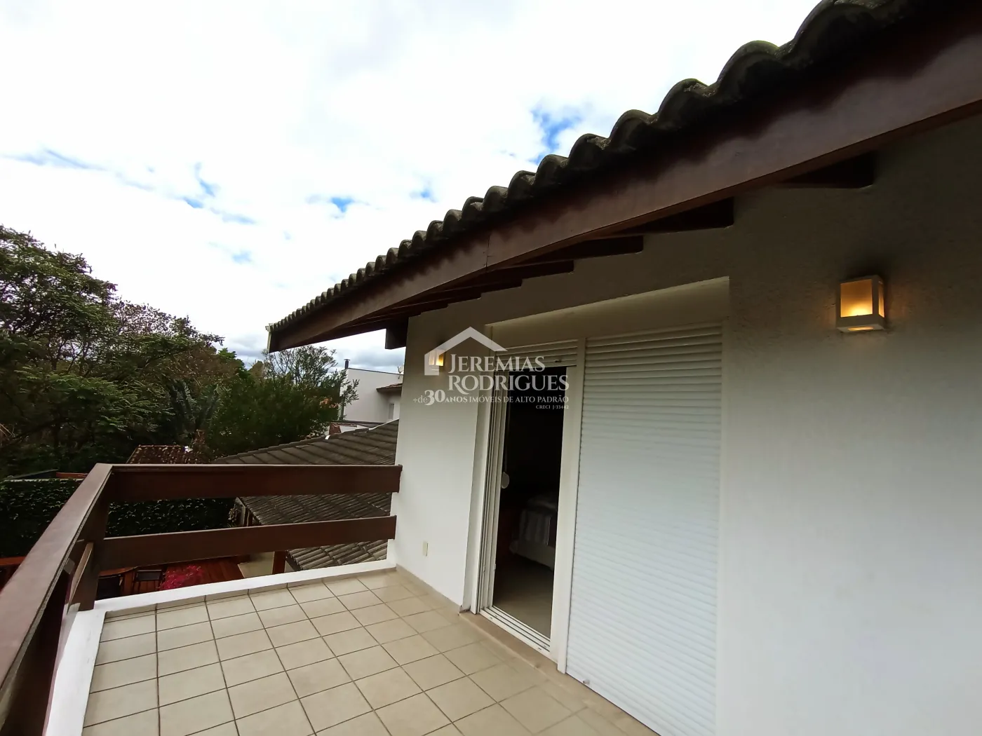 Casa para venda e locação no Condomínio Colonial Village I em Pindamonhangaba/SP.