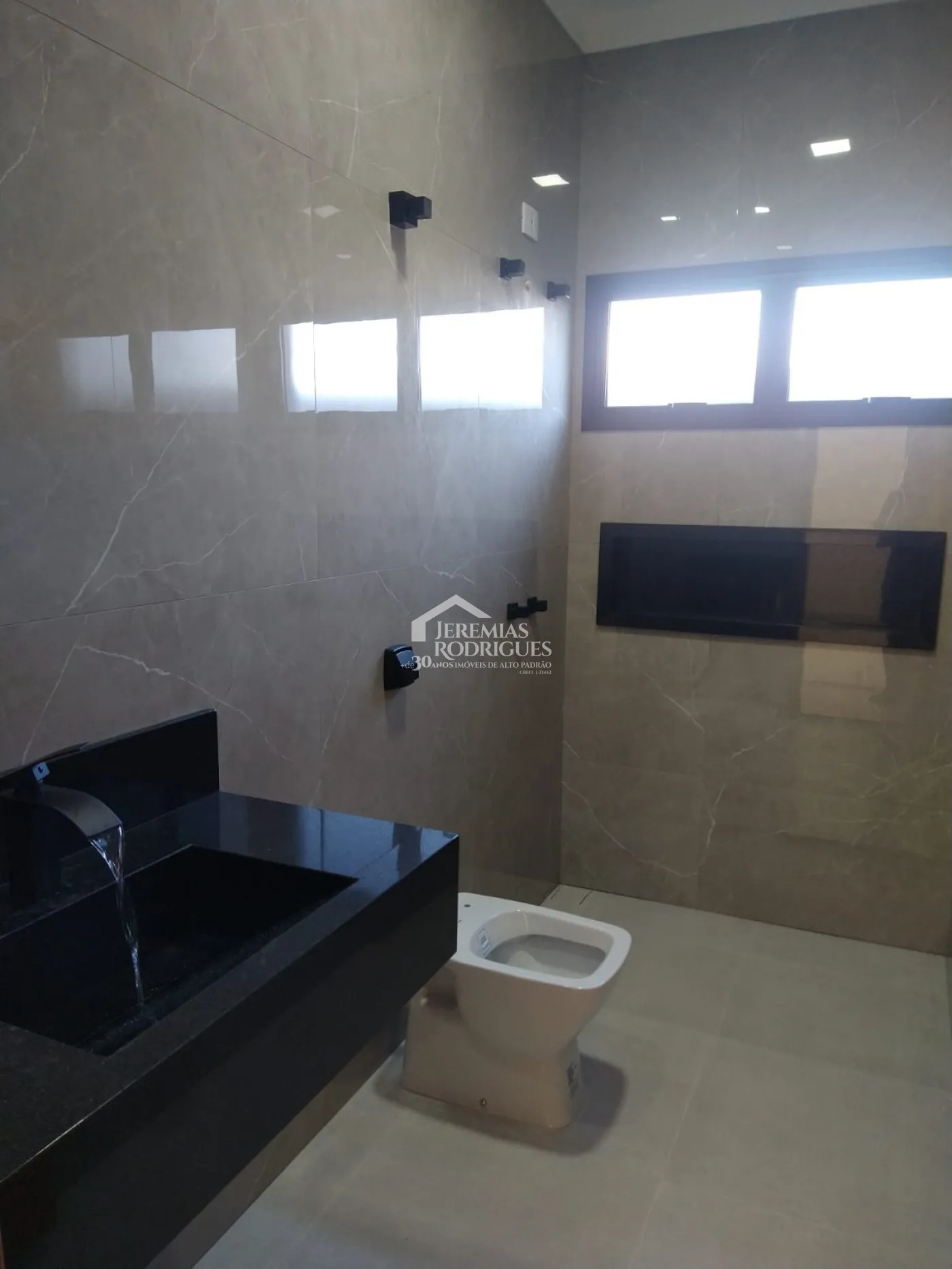 Casa à venda com 2 dormitórios no Condomínio Barão de Tremembé em Tremembé/SP