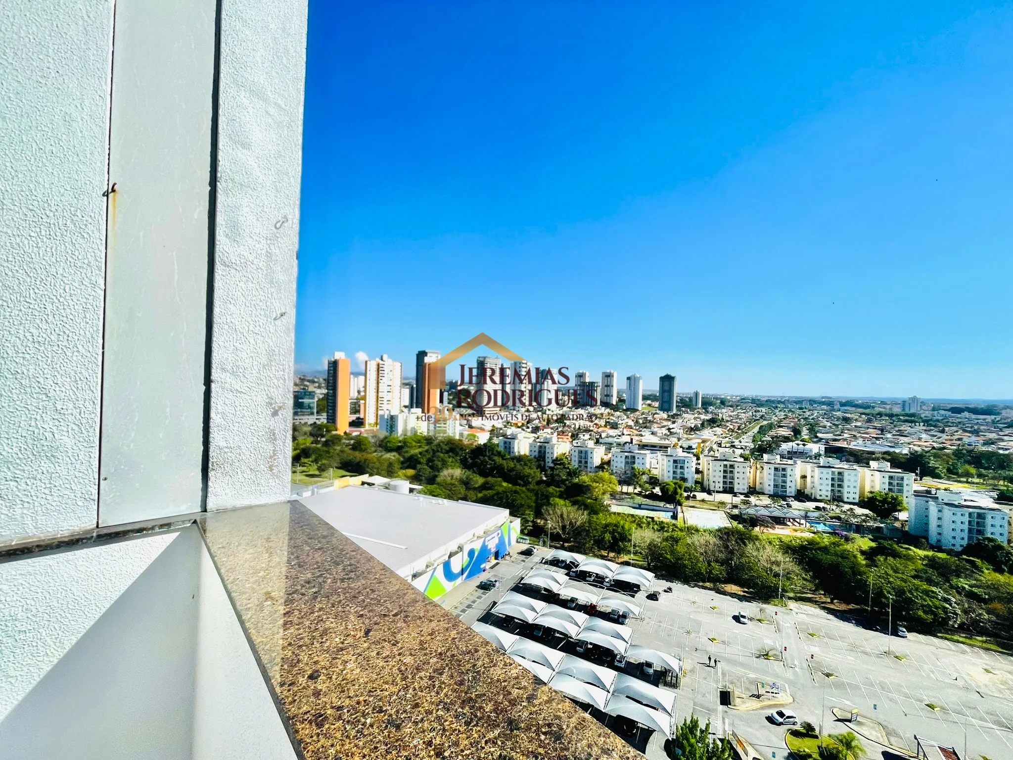 Cobertura Duplex semimobiliada para locação no Edifício Village Towers em Taubaté/SP.