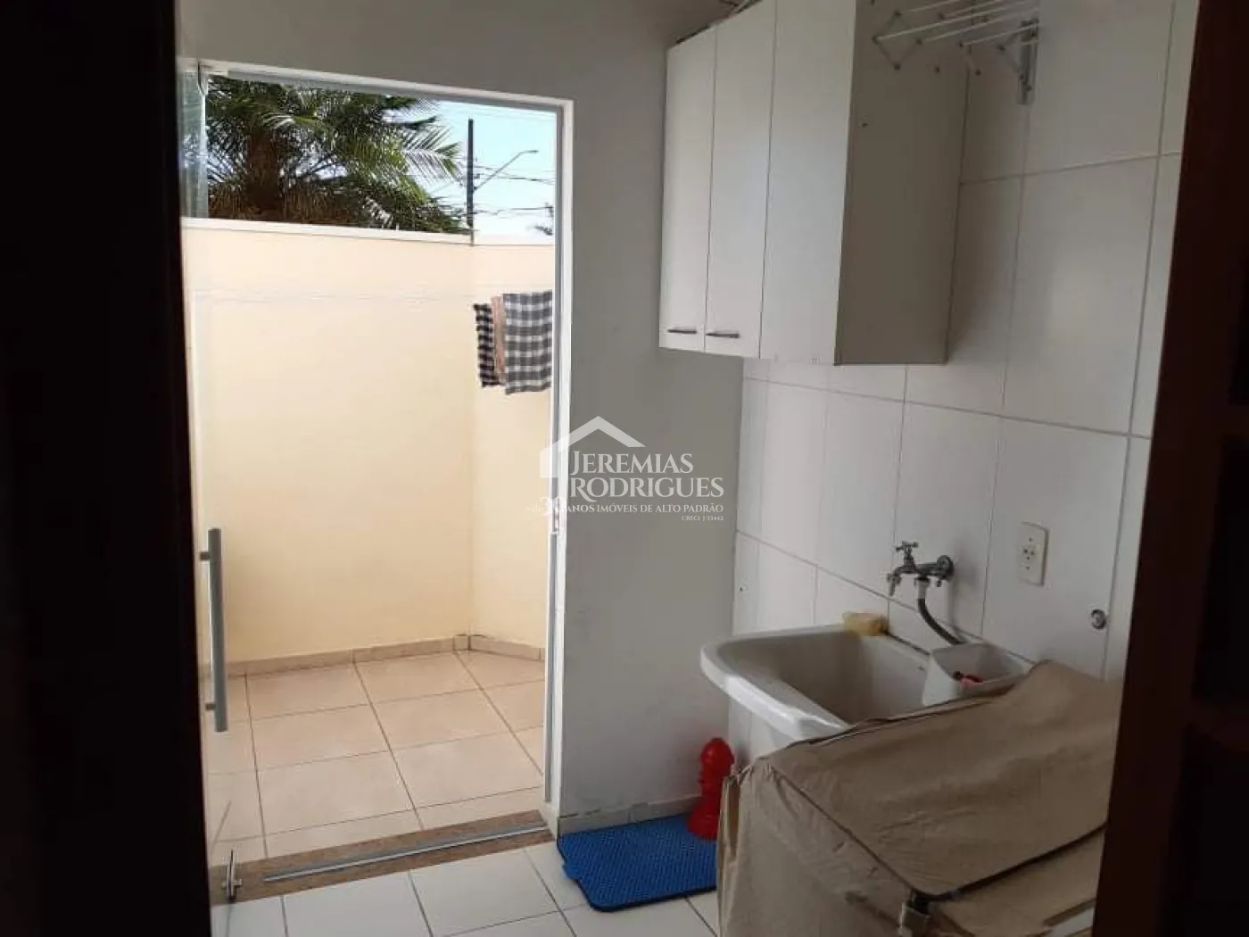 Casa à venda com 3 dormitórios no Condomínio Jatobá em Tremembé/SP.