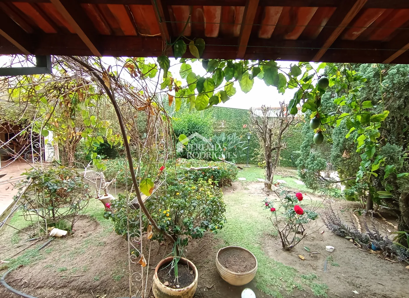 Casa para venda e locação com 3 suítes no bairro Parque das Flores em Taubaté/SP.