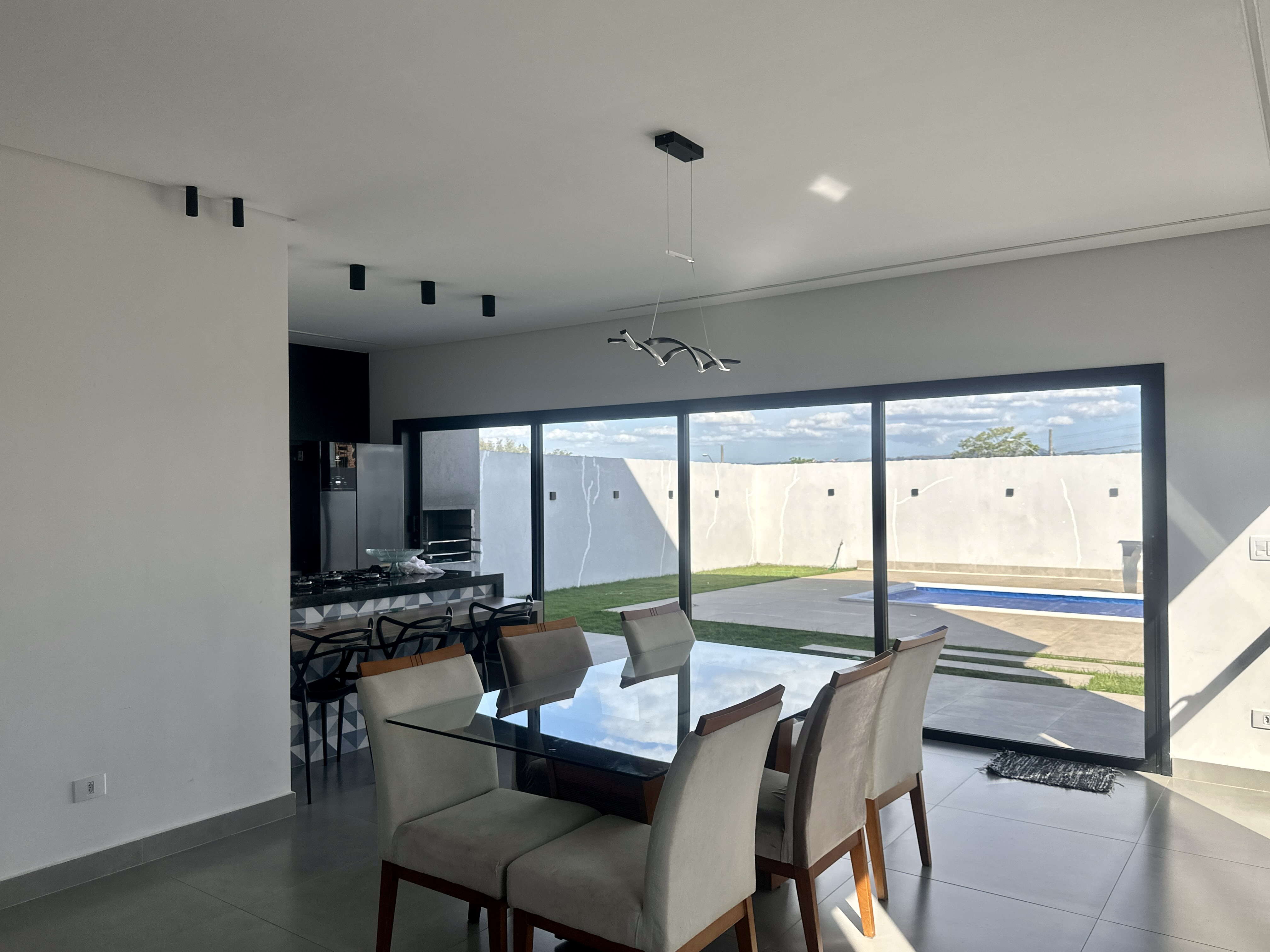 Casa à venda com 4 dormitórios no Condomínio Bella Vitta em Caçapava/SP.