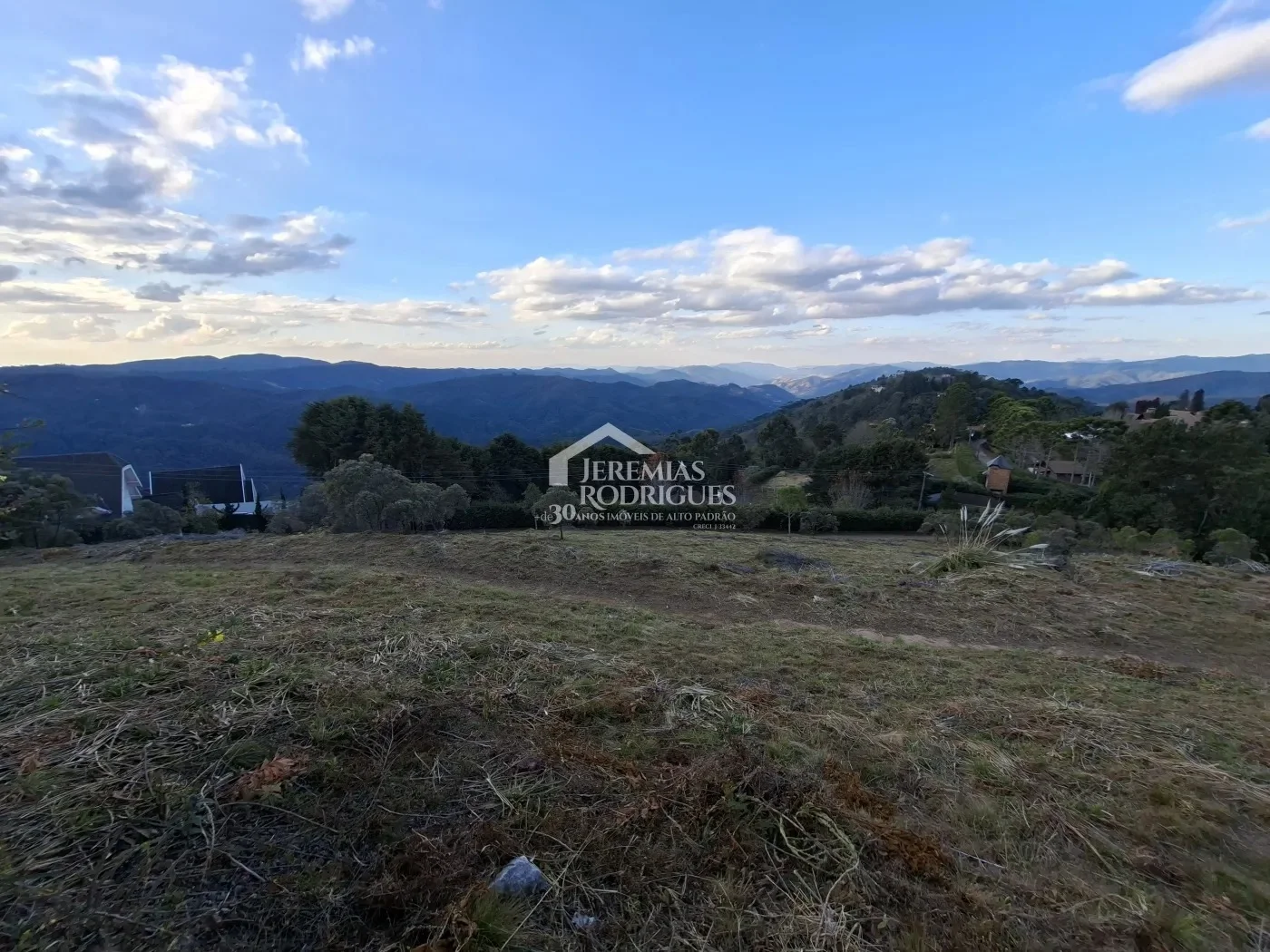 Terreno à venda no Condomínio Pedra do Fogo em Campos do Jordão/SP.