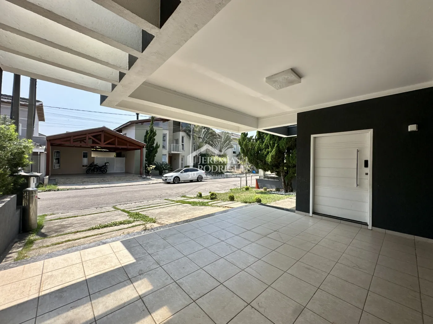 Sobrado com 3 dormitórios, 302 m2 - Condomínio Campos do Conde II - Tremembé/SP.