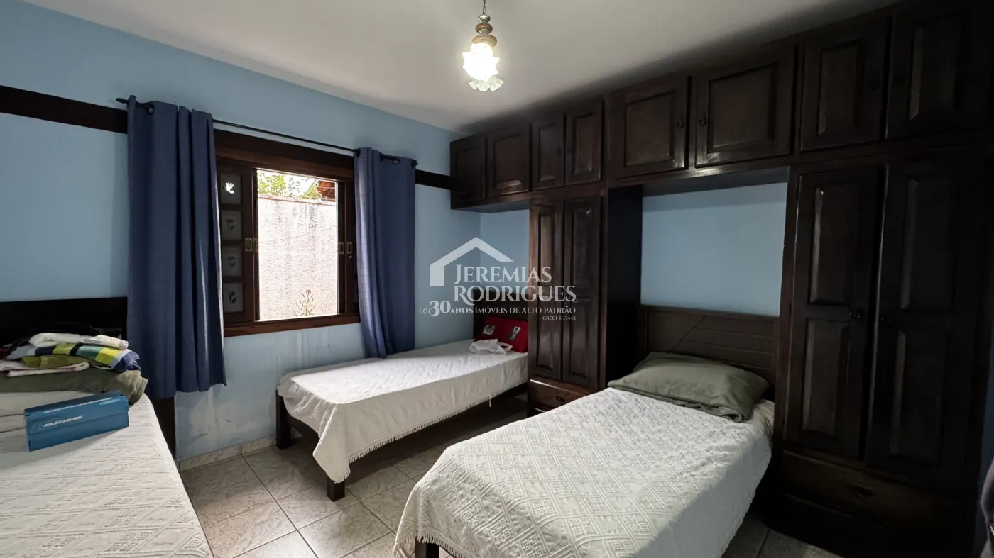 Casa à venda com 3 dormitórios no bairro Vila Rica em Pindamonhangaba/SP