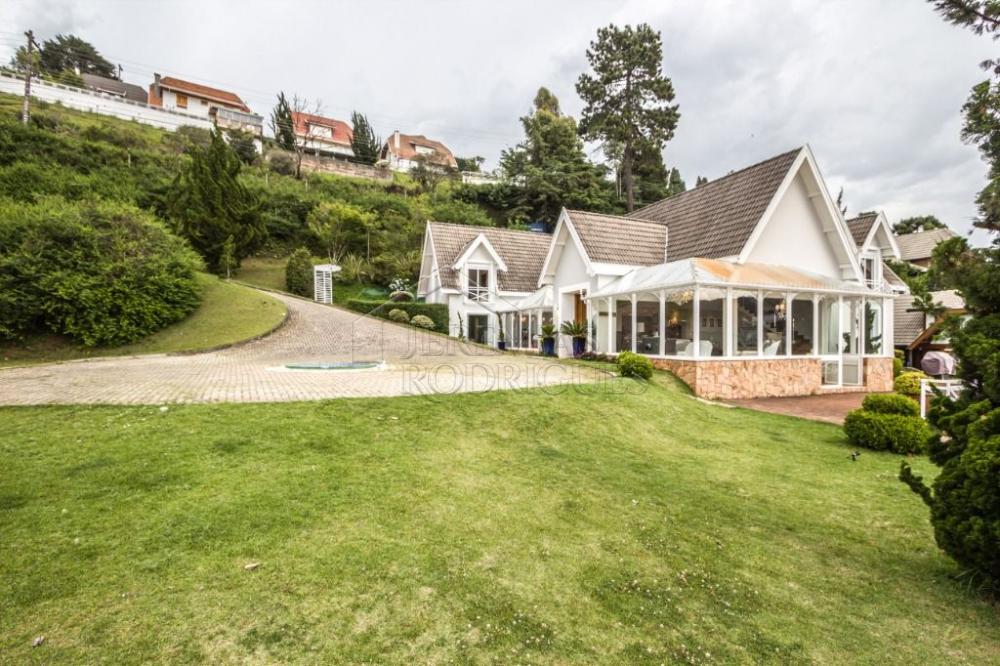 Casa à venda com 7 dormitórios no bairro Recanto das Araucárias em Campos do Jordão/SP.