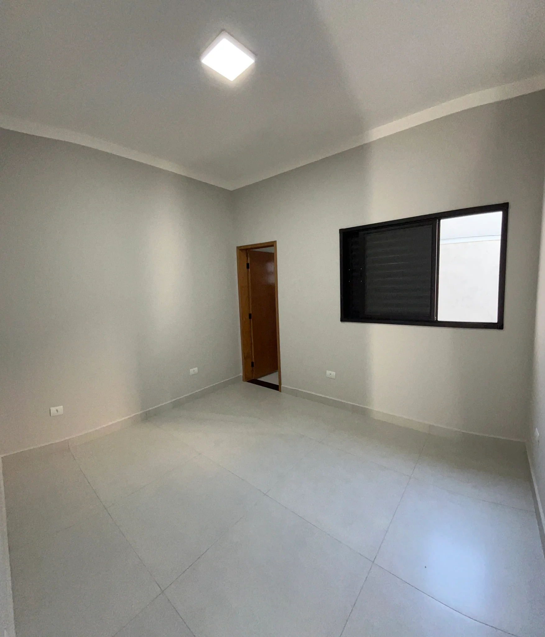 Casa com área gourmet e segurança completa à venda no Parque das Palmeiras – Pindamonhangaba/SP