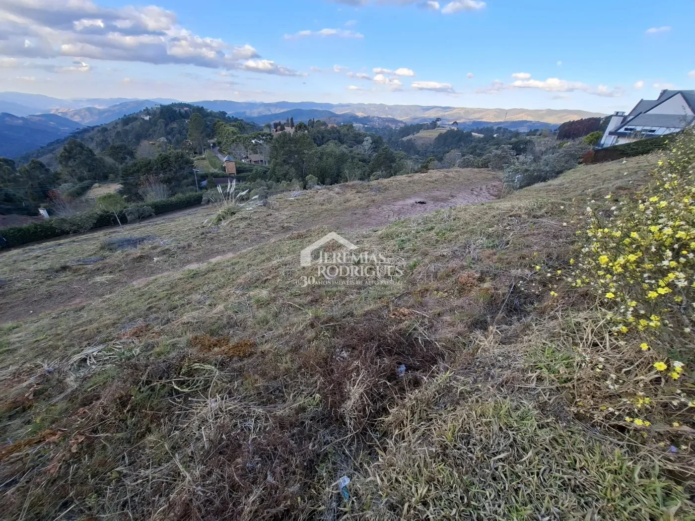 Terreno à venda no Condomínio Pedra do Fogo em Campos do Jordão/SP.