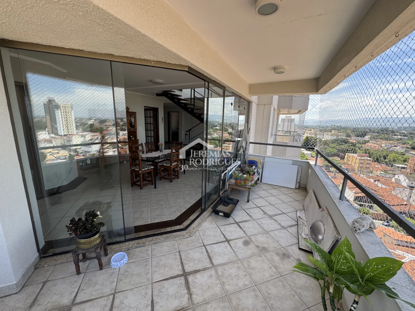 Apartamento à venda com 3 suítes, 276 m² no Edifício Vienna em Pindamonhangaba/SP.